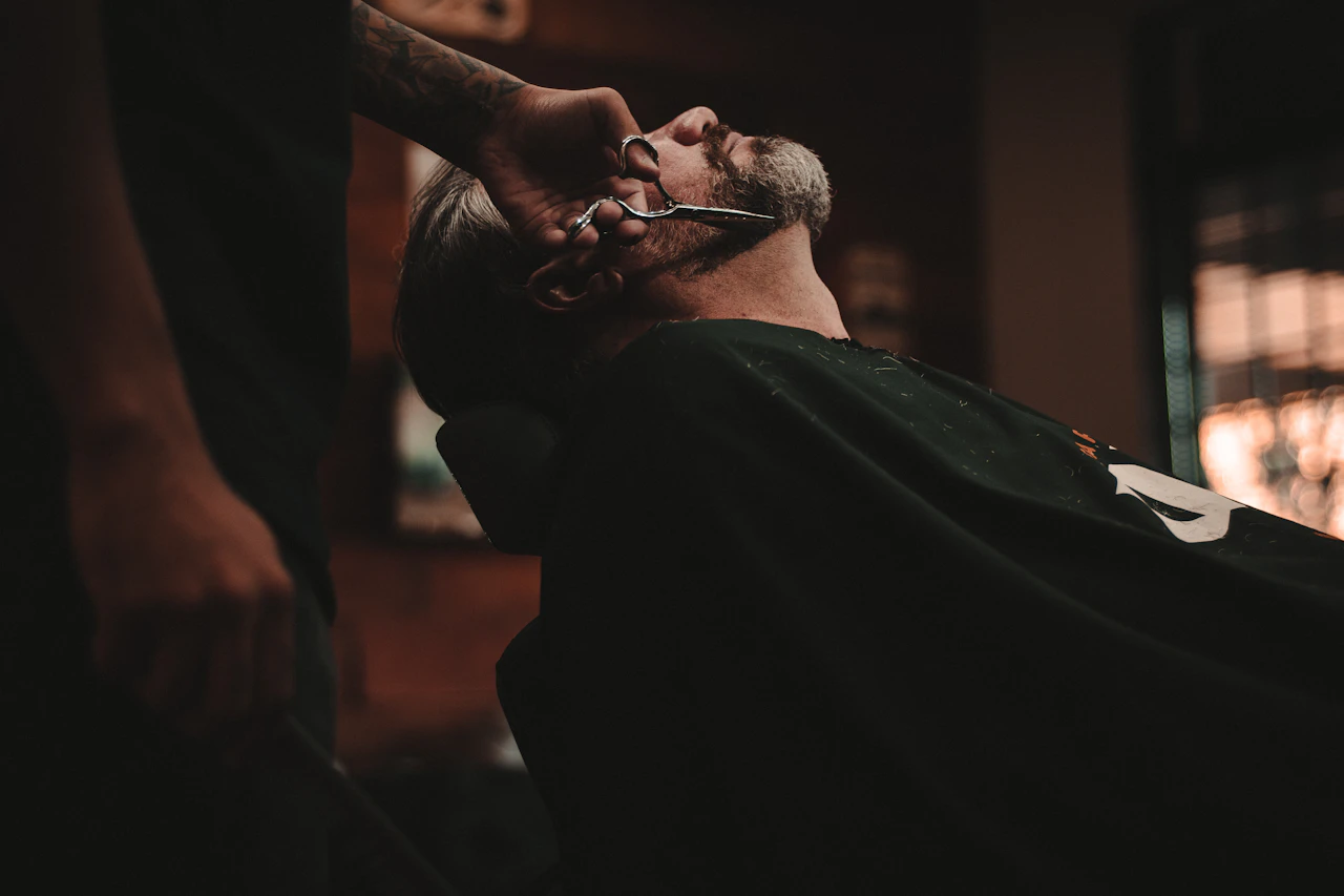 O Protocolo de Arbitragem de Janelas: Monetizando Micro-Intervalos na Barbearia